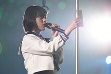 セーラー服で歌う平手友梨奈。