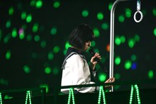 ソロで「山手線」を披露する平手友梨奈。