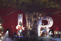 欅の木の下で歌うゆいちゃんず。