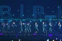 渡辺梨加が担がれて登場する「キミガイナイ」のオープニングシーン。