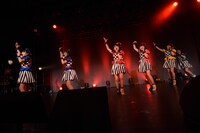 ばってん少女隊「ばってん少女隊の、田舎娘が四大都市のライブハウスを巡るツアー」LIQUIDROOM公演の様子。