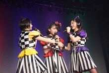 固い握手を交わす春乃きいなと瀬田さくら。中央はそれを見守る上田理子。