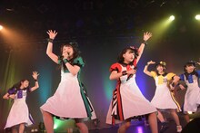 ばってん少女隊「ばってん少女隊の、田舎娘が四大都市のライブハウスを巡るツアー」LIQUIDROOM公演の様子。