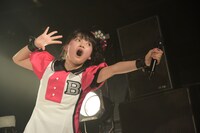 フロアをガンガン煽る西垣有彩。