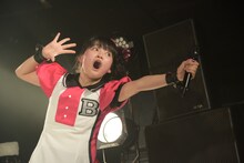 フロアをガンガン煽る西垣有彩。