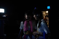 終演後、影ナレをする西垣有彩と星野蒼良。