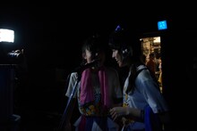 終演後、影ナレをする西垣有彩と星野蒼良。