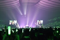 「欅坂46 デビュー1周年記念ライブ」オープニングの様子。