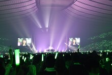 「欅坂46 デビュー1周年記念ライブ」オープニングの様子。