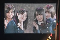 ケーキで大はしゃぎする渡邉理佐、守屋茜、菅井友香、志田愛佳（左から）をとらえた巨大スクリーン。