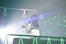 セーラー服で歌う平手友梨奈の後ろ姿。