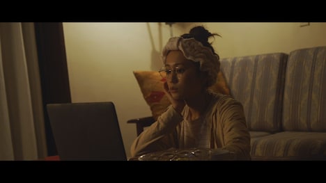 秦基博「Girl」ミュージックビデオのワンシーン。