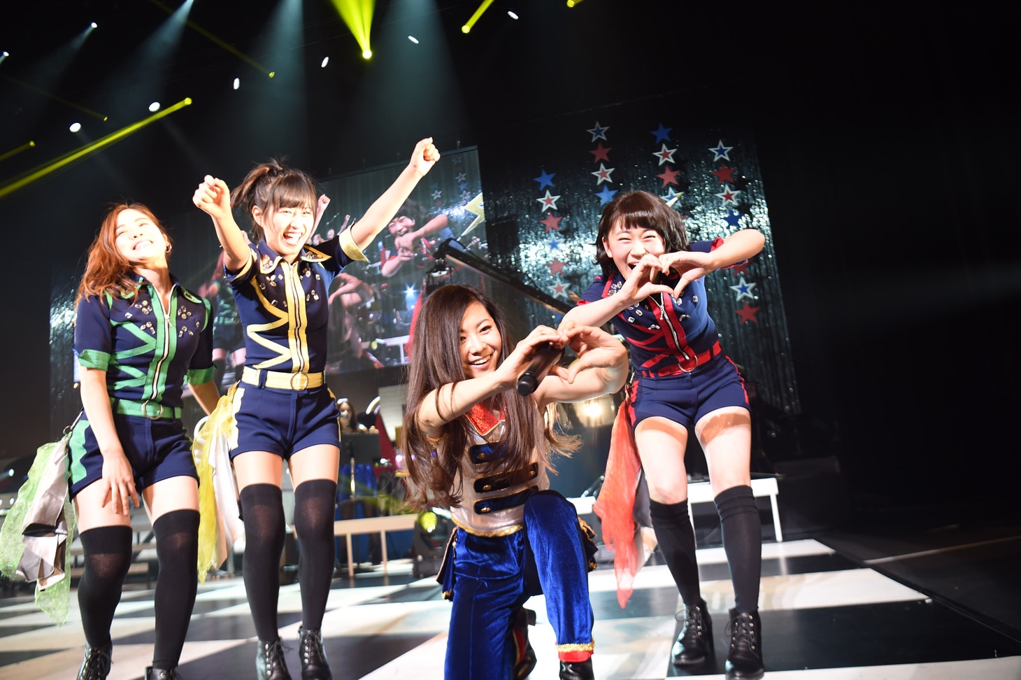 倉木麻衣「Mai Kuraki Live Project 2017 “SAWAGE☆LIVE”」最終公演より、倉木麻衣とLa PomPon。
