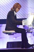 「Forever Love」を演奏するYOSHIKI。