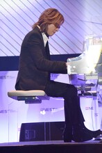 「Forever Love」を演奏するYOSHIKI。