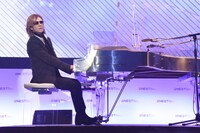 「Forever Love」を演奏するYOSHIKI。