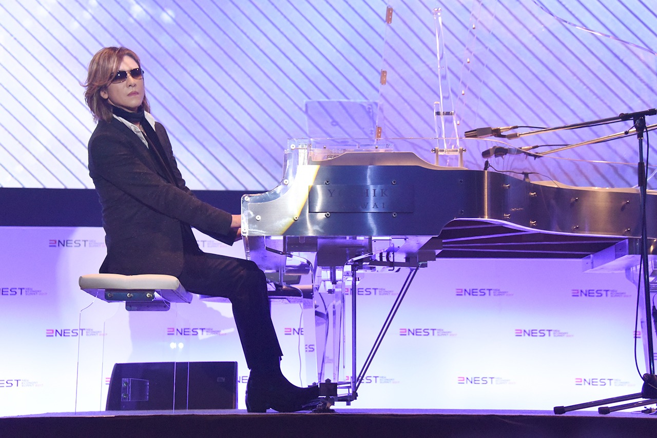 「Forever Love」を演奏するYOSHIKI。