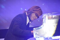 「Forever Love」を演奏するYOSHIKI。