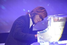 「Forever Love」を演奏するYOSHIKI。