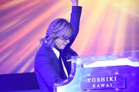 「ART OF LIFE」を演奏するYOSHIKI。
