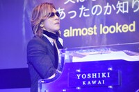 「ART OF LIFE」を演奏するYOSHIKI。