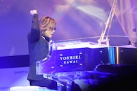 「ART OF LIFE」を演奏するYOSHIKI。