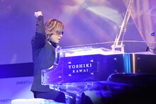 「ART OF LIFE」を演奏するYOSHIKI。