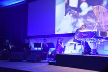 ストリングスカルテットと共に「ART OF LIFE」を演奏するYOSHIKI。