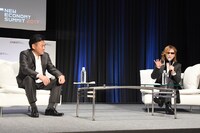 トークを繰り広げる三木谷社長（左）とYOSHIKI（右）。