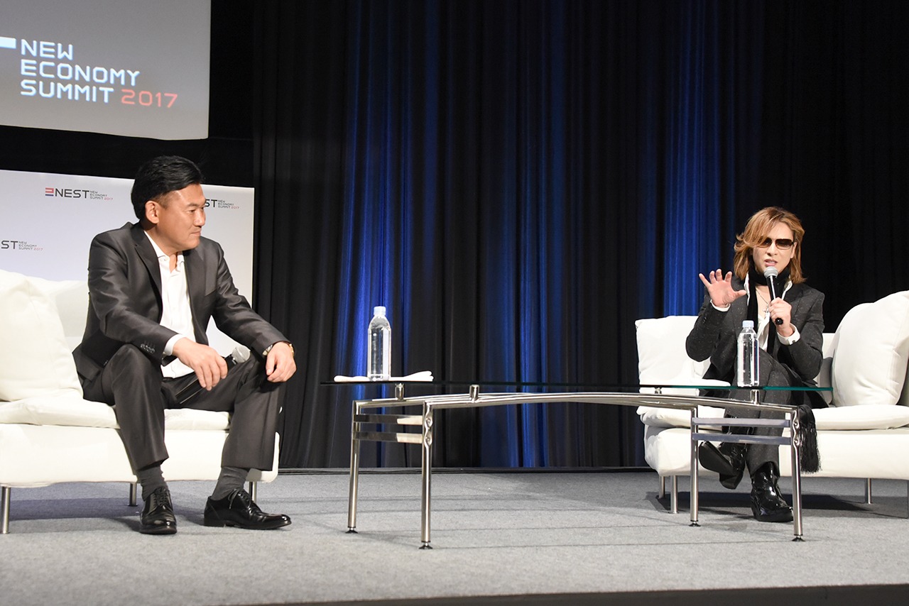 トークを繰り広げる三木谷社長（左）とYOSHIKI（右）。