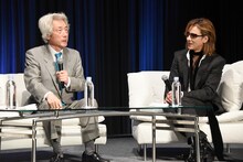 トークを繰り広げる小泉純一郎元首相（左）とYOSHIKI（右）。