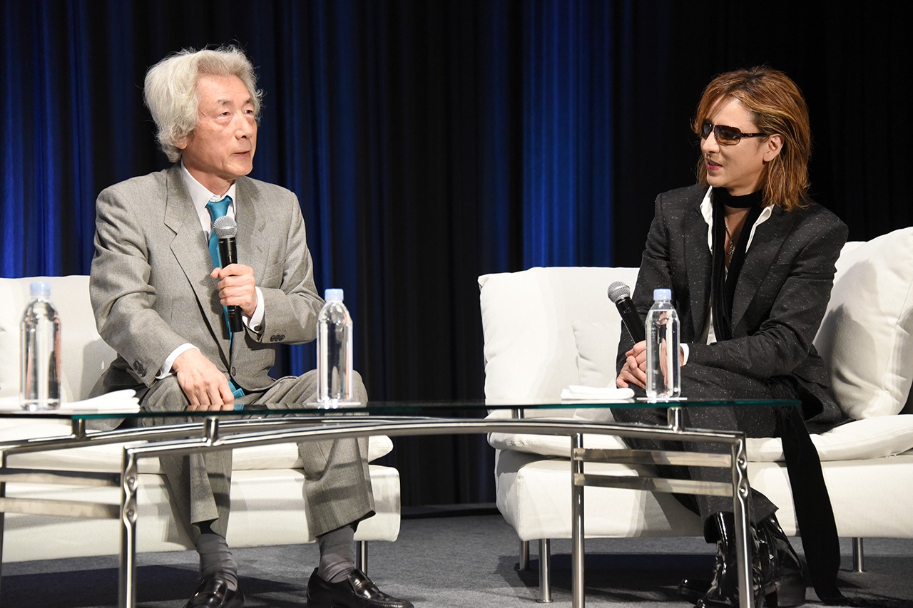 トークを繰り広げる小泉純一郎元首相（左）とYOSHIKI（右）。