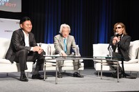 トークを繰り広げる三木谷社長（左）、小泉純一郎元首相（中央）、YOSHIKI（右）。