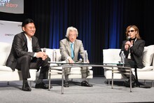 トークを繰り広げる三木谷社長（左）、小泉純一郎元首相（中央）、YOSHIKI（右）。