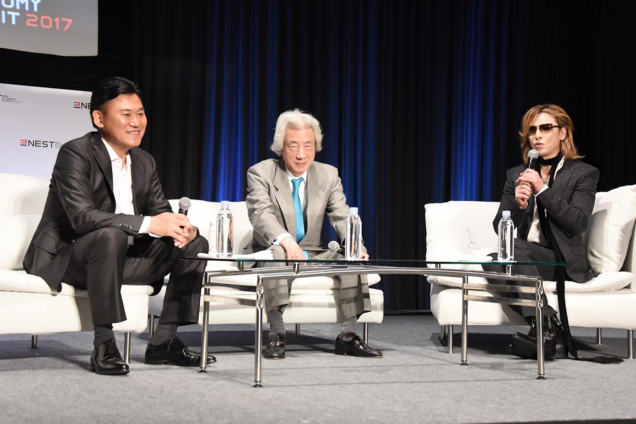 トークを繰り広げる三木谷社長（左）、小泉純一郎元首相（中央）、YOSHIKI（右）。