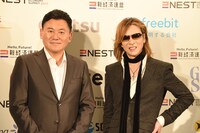 左から三木谷社長、YOSHIKI。