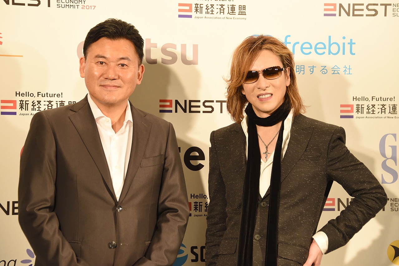 左から三木谷社長、YOSHIKI。
