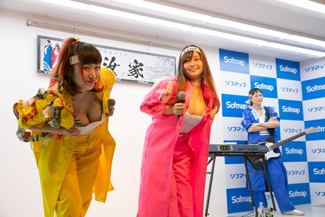 左からアマリリス（B）、蘭（Key）、キャットミント（G）。（提供：ユニオンミュージックジャパン）