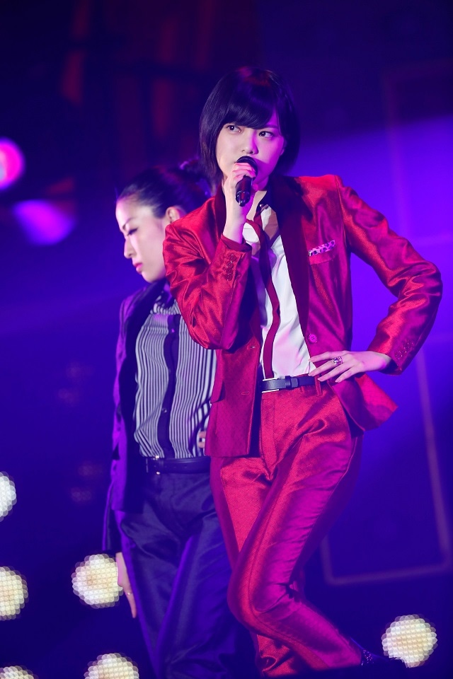 真っ赤なスーツで決めた平手友梨奈。（提供：SONY MUSIC RECORDS）
