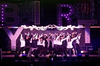 新曲「エキセントリック」を初披露する欅坂46。（提供：SONY MUSIC RECORDS）