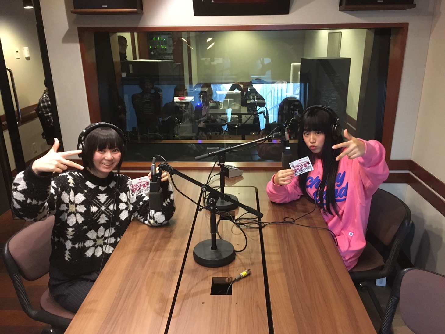 左から私立恵比寿中学の安本彩花、廣田あいか。