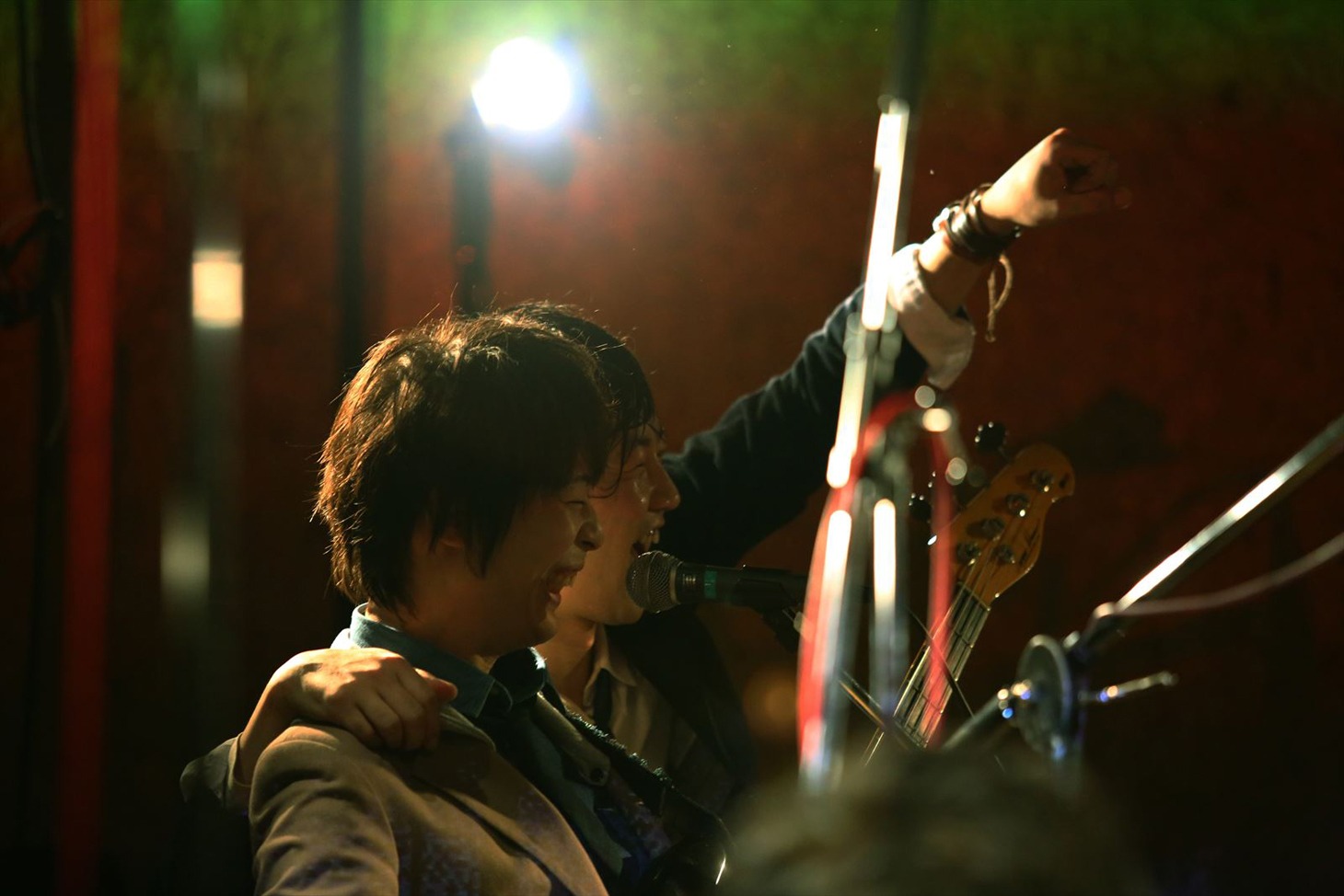 岡田典之（B）と佐々木直也（G）（撮影：寒川大輔）