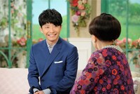 人気画像10位は「答えは果たして？ 星野源が『徹子の部屋』で黒柳徹子に“結婚”問われる」より、「徹子の部屋」出演時の星野源。(c)テレビ朝日
