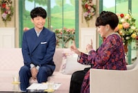 人気画像3位は「答えは果たして？ 星野源が『徹子の部屋』で黒柳徹子に“結婚”問われる」より、星野源（左）と黒柳徹子（右）。(c)テレビ朝日