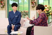 星野源（左）と黒柳徹子（右）。(c)テレビ朝日