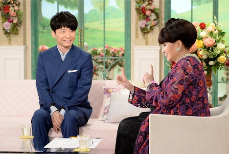 星野源（左）と黒柳徹子（右）。(c)テレビ朝日