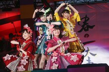 ももいろクローバーZ「ももクロ春の一大事2017 in 富士見市～笑顔のチカラつなげるオモイ～」1日目の様子。（Photo by HAJIME KAMIIISAKA+Z）