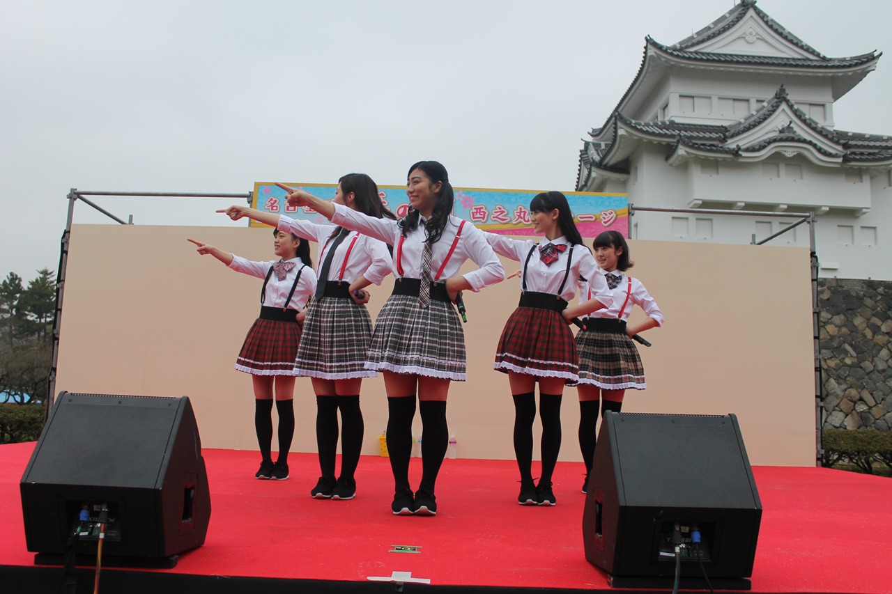 チームしゃちほこ「名古屋城路上デビューDEJAVU」の様子。（写真提供：スターダストネット）