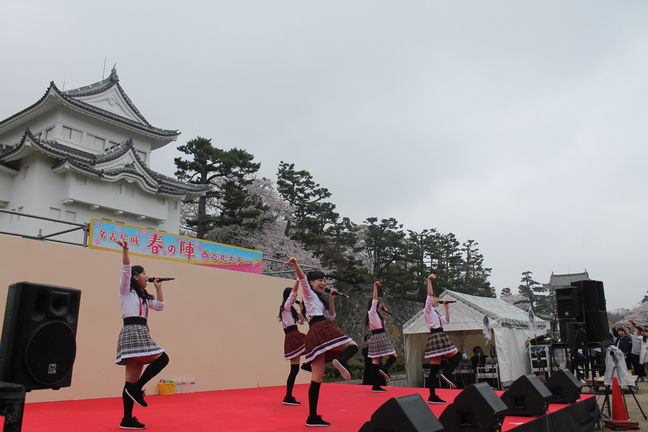 チームしゃちほこ「名古屋城路上デビューDEJAVU」の様子。（写真提供：スターダストネット）