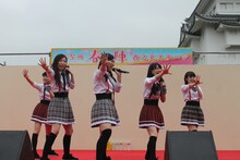 チームしゃちほこ「名古屋城路上デビューDEJAVU」の様子。（写真提供：スターダストネット）